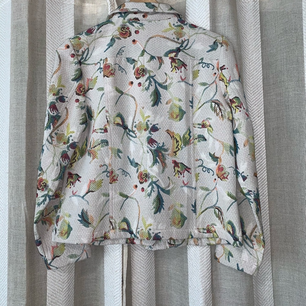 Beautiful light weight jacket! - Picture 6 of 8